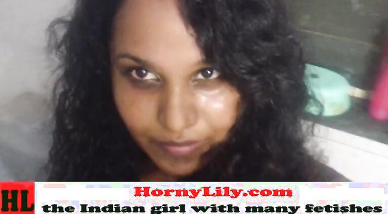 Indian girl shakes ass