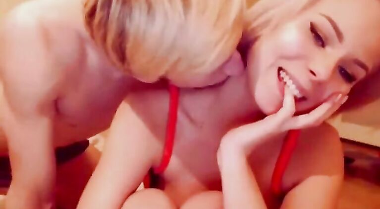 Blond couple pussy play on webcam
