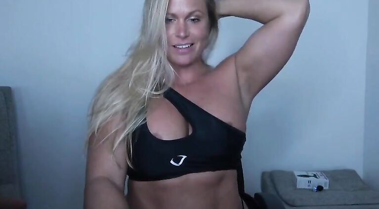 Fit milf playing with pussy webcam