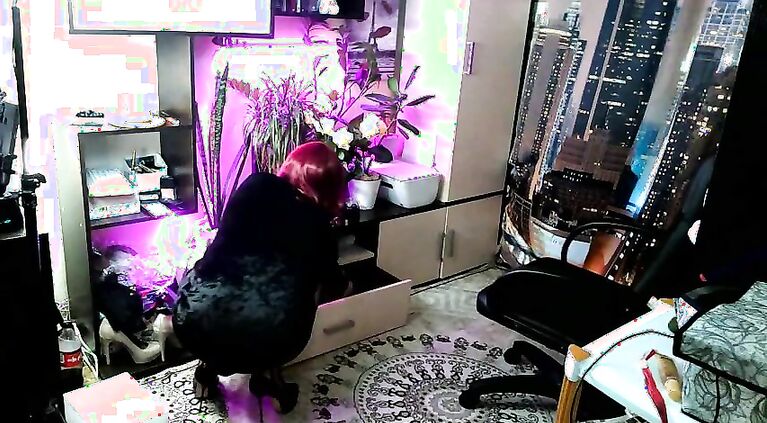 Hard private show of a charming old whore with glasses!