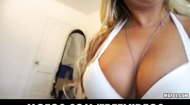 Beautiful blonde amateur with a perfect body makes sex tape