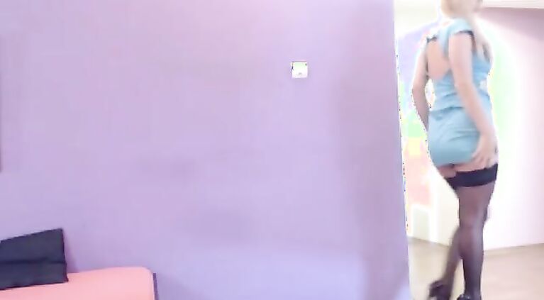 Amateur blonde spreads her butt for some intense standing doggystyle fucking