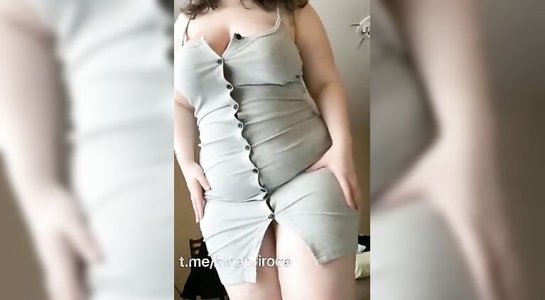 Толстушка танцует стриптиз и пьет вино