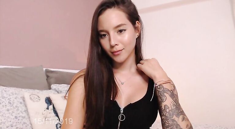 Colombian webcam girl with slim and tattooed body seduces