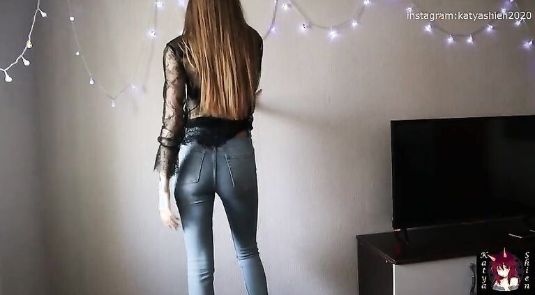 SCHOOLGIRL DANCES STRIPPING, STRIPS AND SHOWS PUSSY