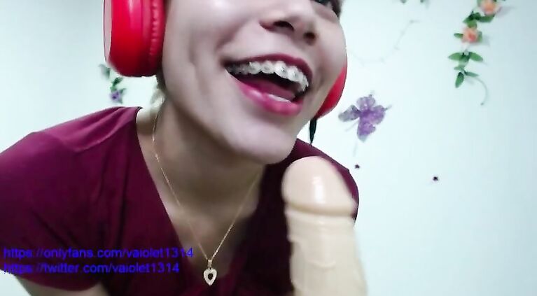 private show on chaturbate Vaiolet1314; sucking and fucking the big dildo in front of the webcam