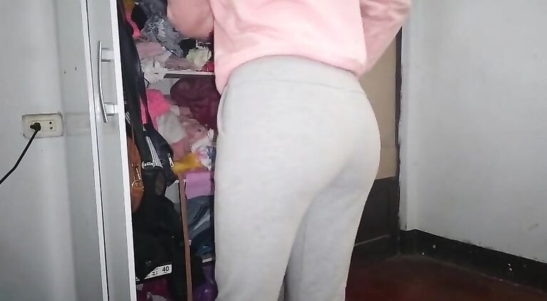 Me grababan mientras me cambiaba de ropa en mi habitacion..