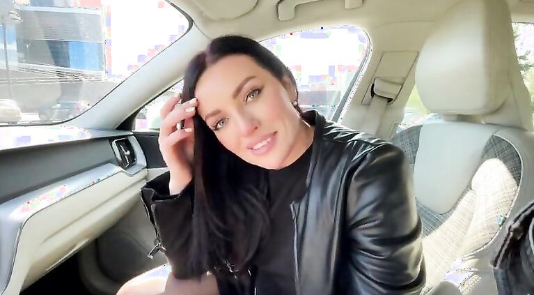 Passers-by do not allow a normal blowjob in the car