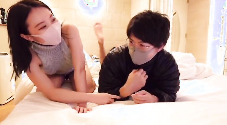 バキバキな童貞を筆おろし手コキしたらM男の潮吹きが止まらないので背面騎乗位で杭打ちピストンしちゃいました。Japanese Cherry Boy Cumshot Handjob and Cowgirl