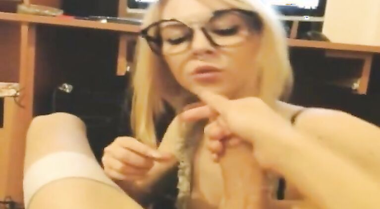 Sarah sucks her boyfriend to the webcam