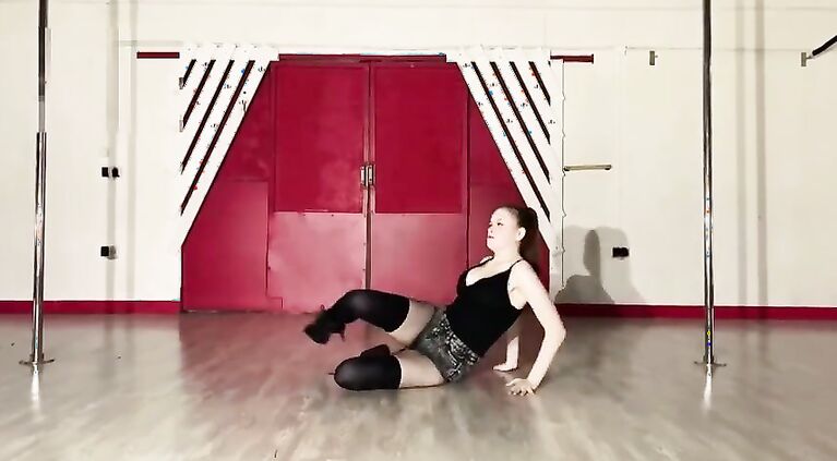 Evanesse webcam dancing strip high heels and stockings