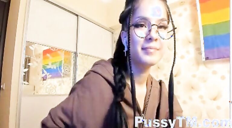 Amateur brunette 18yo on webcam want friends