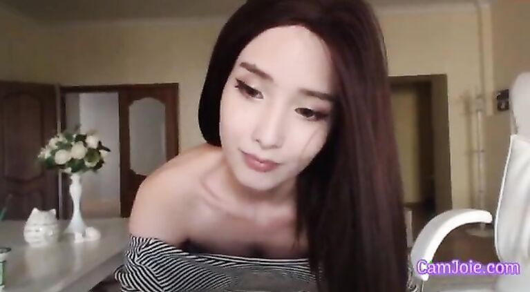 pretty asian girl wants dildo deep inside her pussy, squirt at the end