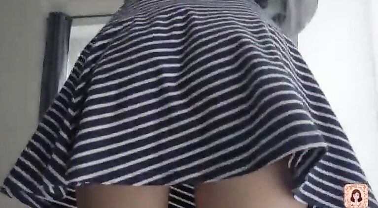 UPSKIRT PUSSY NO PANTIES IN PUBLIC
