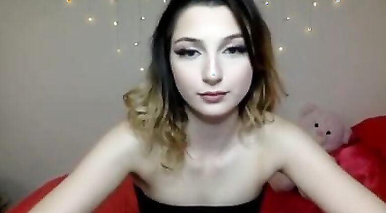 TEEN CAMGIRL GETS FULLY NAKED LIVE ON CHATURBATE LIVESTREAM RECORDING
