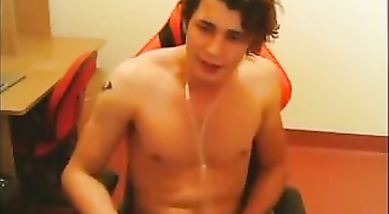 Twunk gamer boy jerks off live on cam