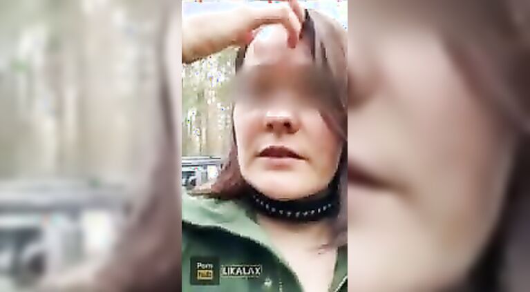 Снимаю свои сиськи на телефон в парке где гуляют люди