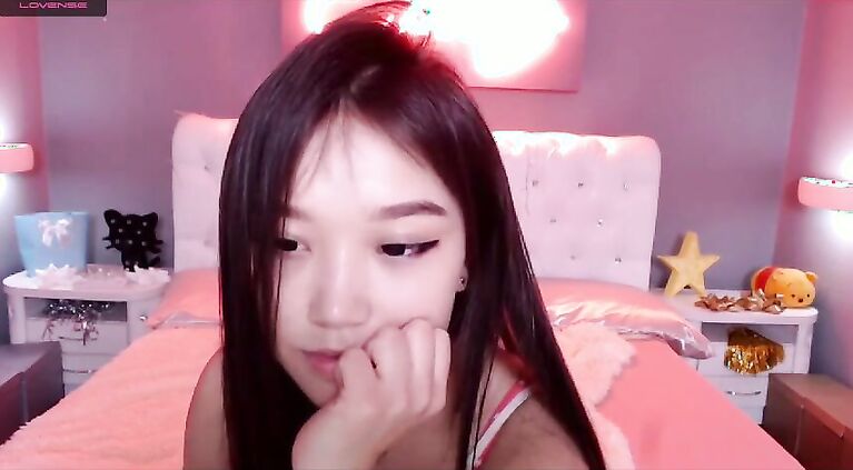 Beautifull Asian webcam girl liked sex toys, lovense
