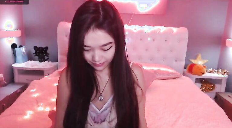 Sweet Asian webcam girl