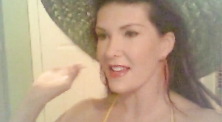 Thirsty Mature on Webcam