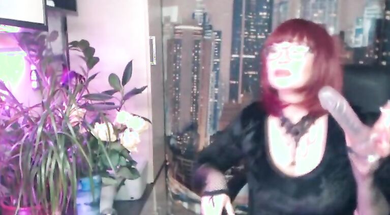 Hard private show of mature bitch on her wedding anniversary
