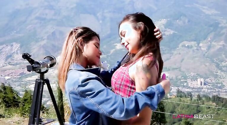 2 LESBIANAS COLOMBIANAS EN FINCA PUBLICA