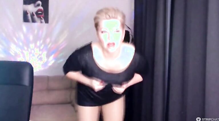 Wild mature witch rips her pantyhose and cums passionately!