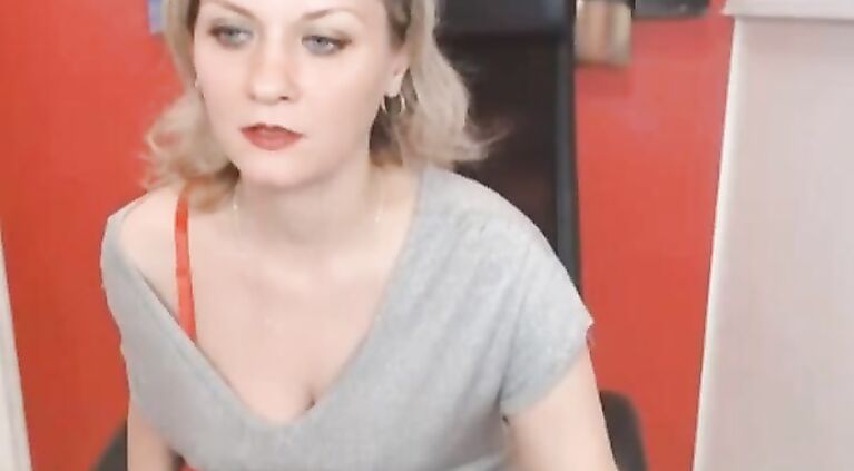 Blonde MILF Diana Fury stripping on webcam.