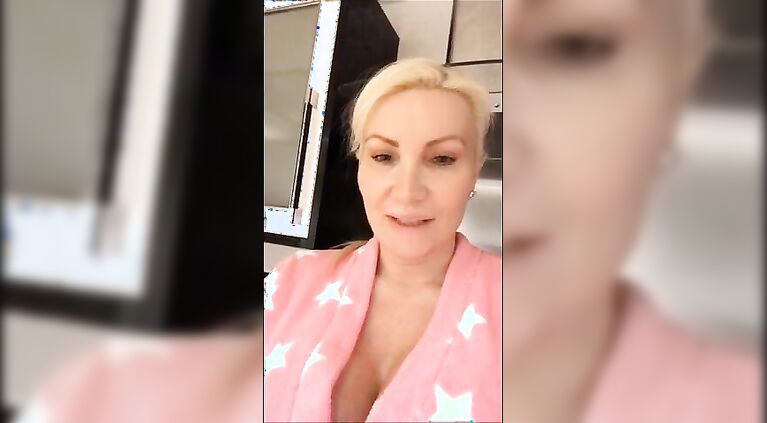 Sophie James – Instagram Live